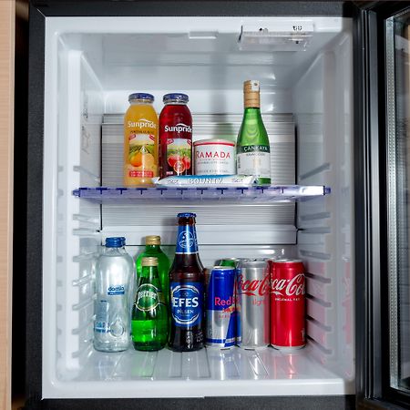 Ramada Plaza By Wyndham Istanbul City Center (Adults Only) Exterior foto A mini-bar