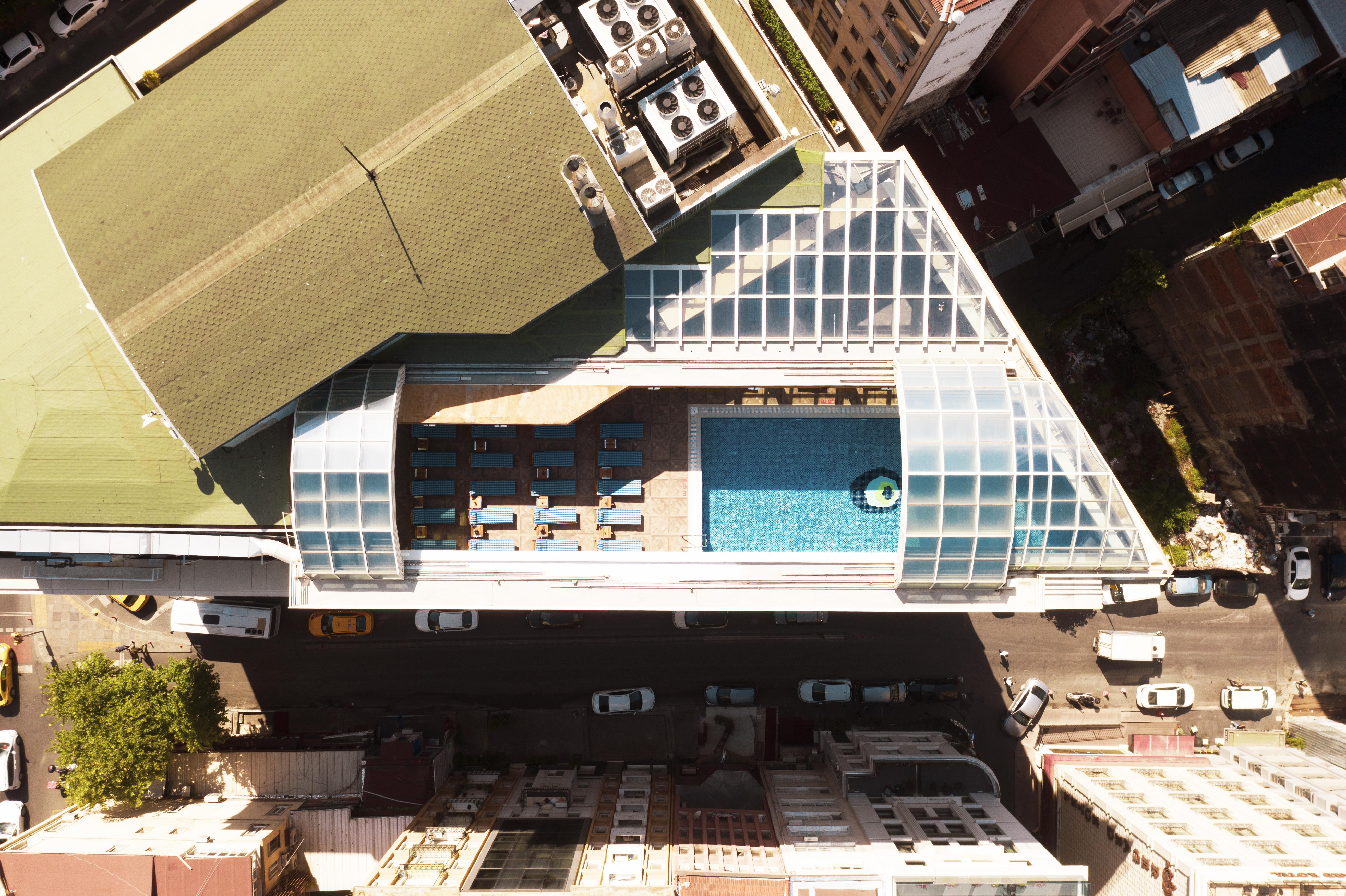 Ramada Plaza By Wyndham Istanbul City Center (Adults Only) Exterior foto Aerial view of the rooftop pool
