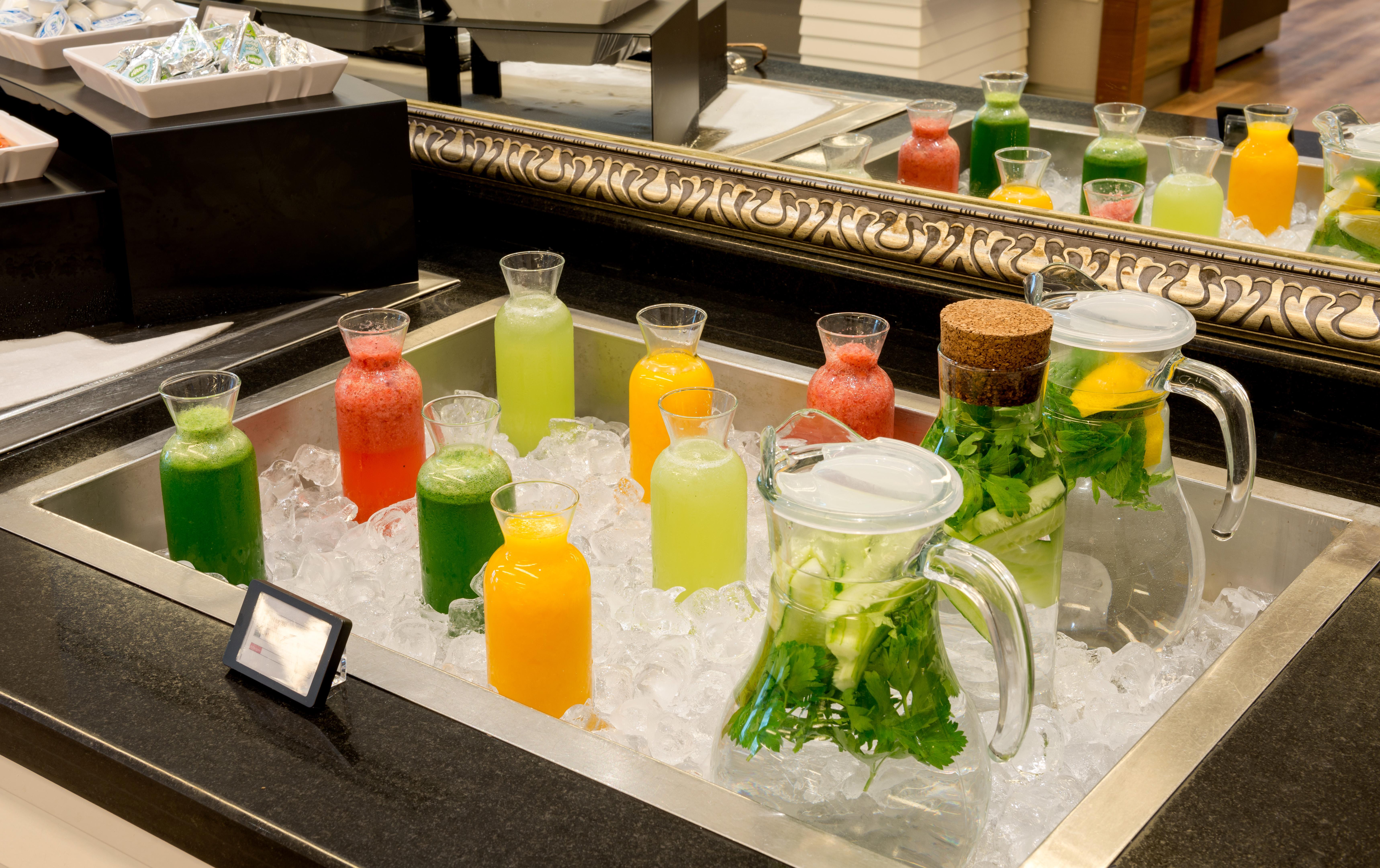 Ramada Plaza By Wyndham Istanbul City Center (Adults Only) Exterior foto A selection of fruit juices
