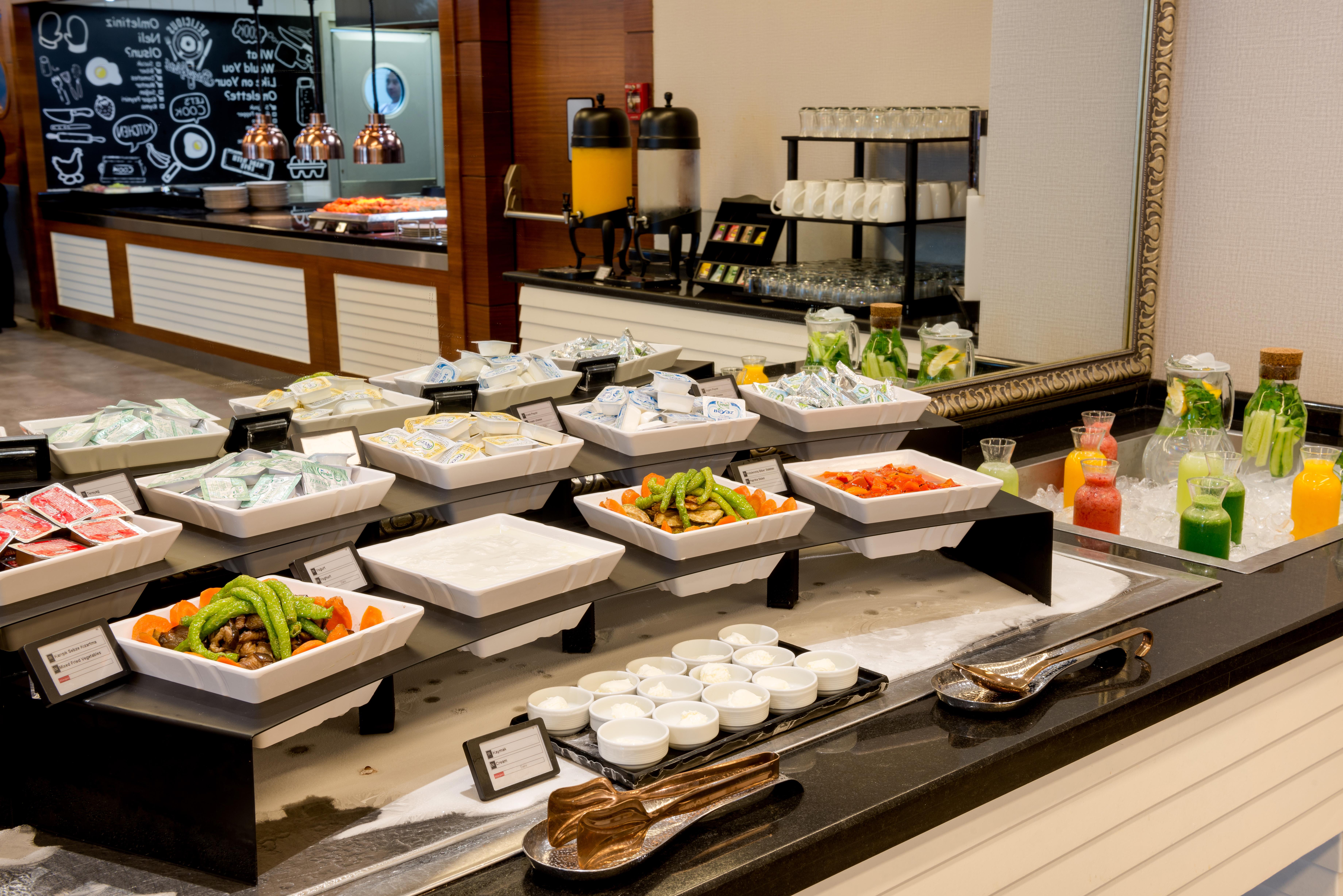 Ramada Plaza By Wyndham Istanbul City Center (Adults Only) Exterior foto A salad bar