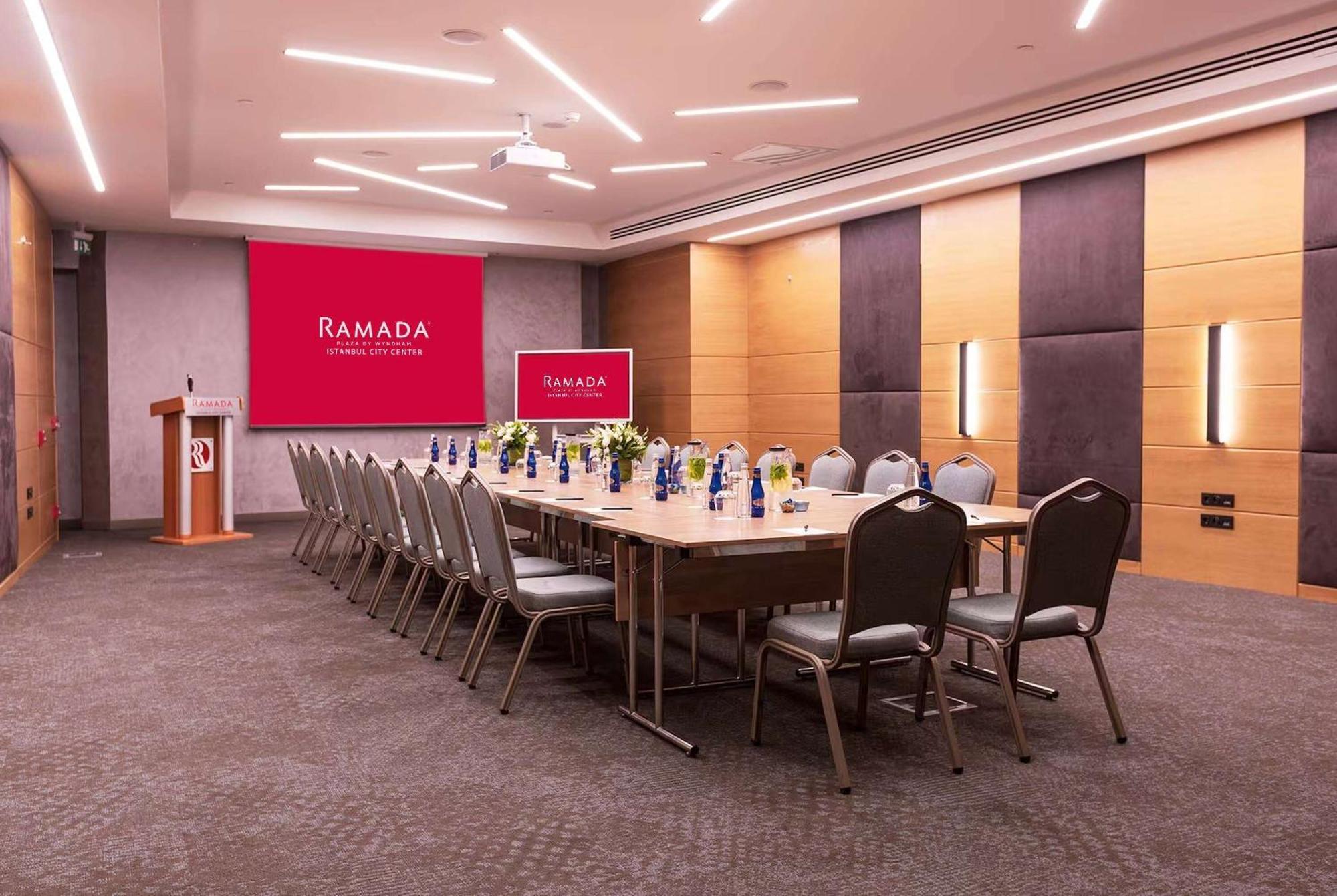 Ramada Plaza By Wyndham Istanbul City Center (Adults Only) Exterior foto Meeting room at the hotel