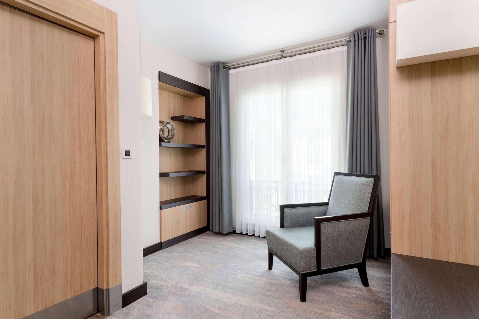 Ramada Plaza By Wyndham Istanbul City Center (Adults Only) Exterior foto A room at the hotel