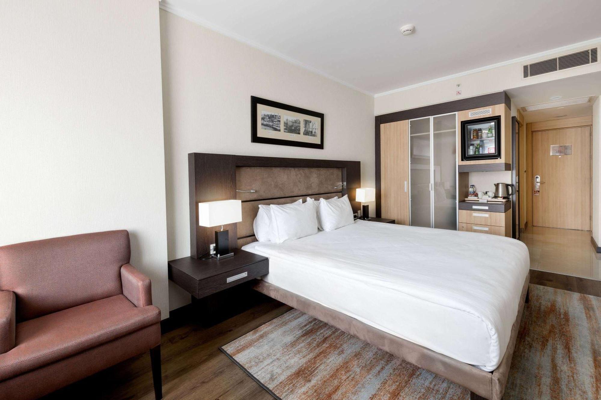 Ramada Plaza By Wyndham Istanbul City Center (Adults Only) Exterior foto A room at the Hilton Garden Inn