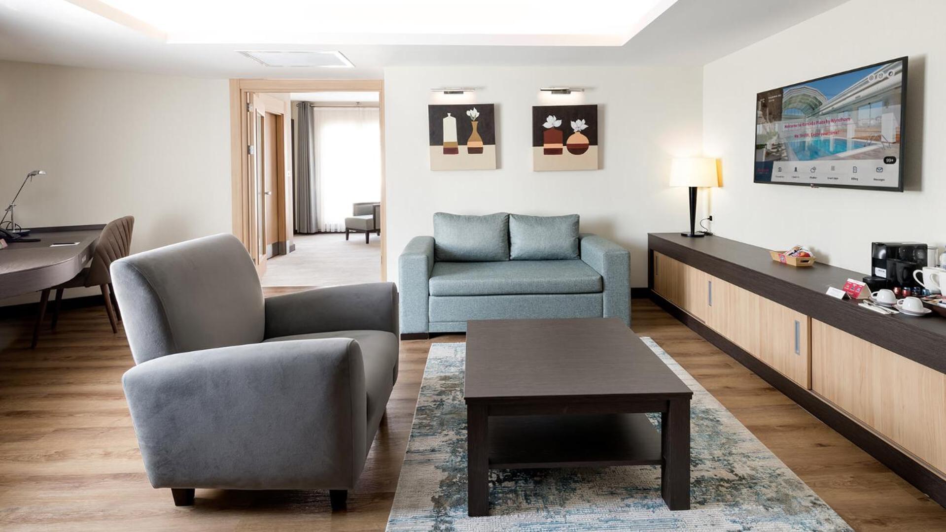 Ramada Plaza By Wyndham Istanbul City Center (Adults Only) Exterior foto A living room in a suite at the hotel