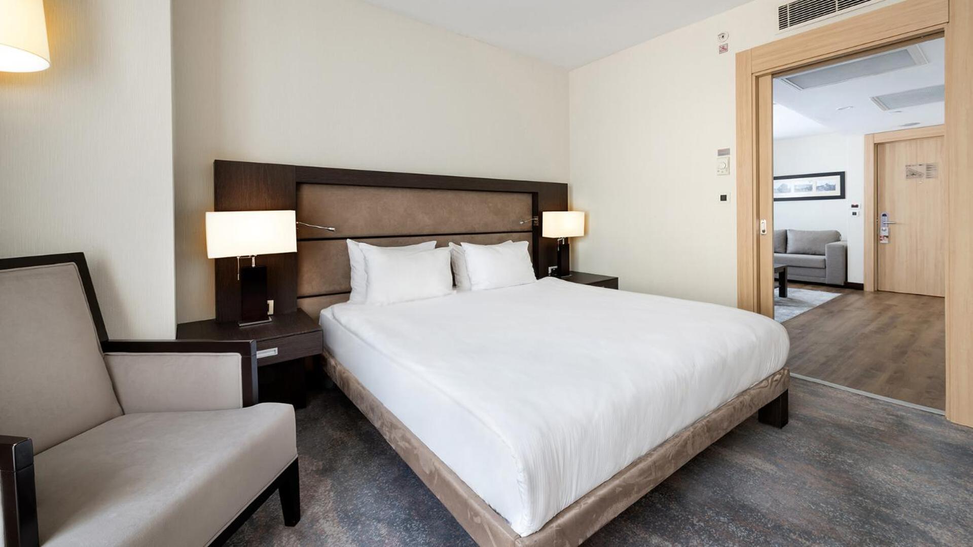Ramada Plaza By Wyndham Istanbul City Center (Adults Only) Exterior foto A bedroom at the hotel