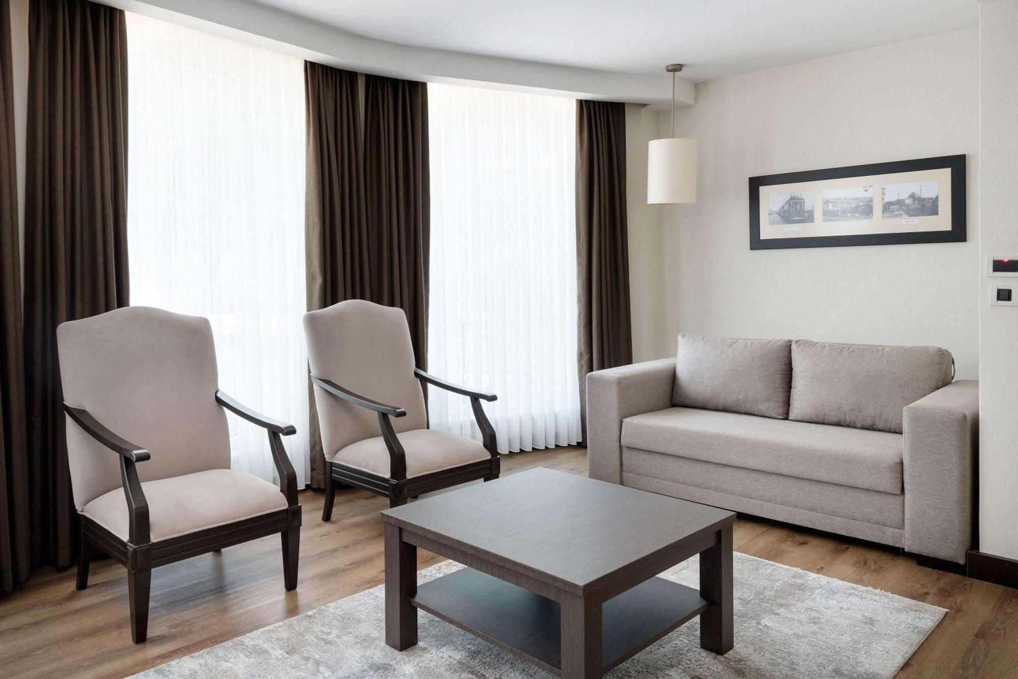 Ramada Plaza By Wyndham Istanbul City Center (Adults Only) Exterior foto A living room