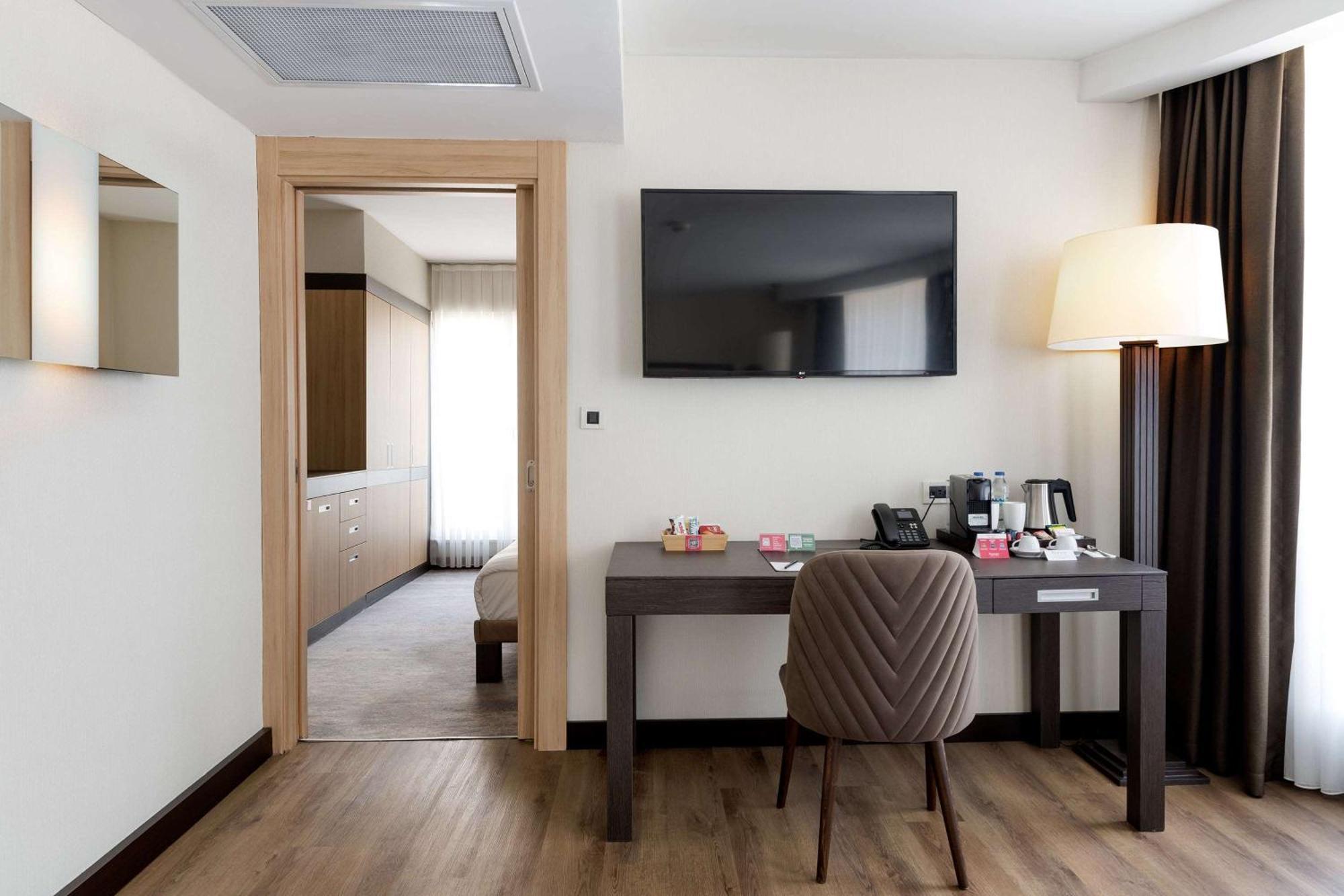 Ramada Plaza By Wyndham Istanbul City Center (Adults Only) Exterior foto A room at the hotel