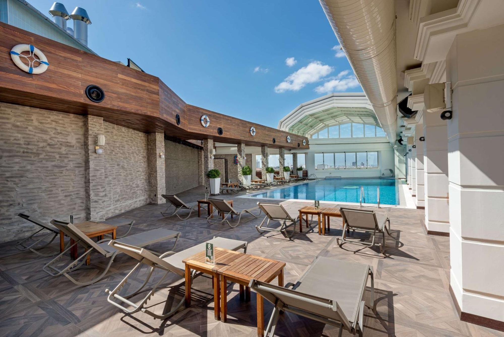 Ramada Plaza By Wyndham Istanbul City Center (Adults Only) Exterior foto The pool at the 1018